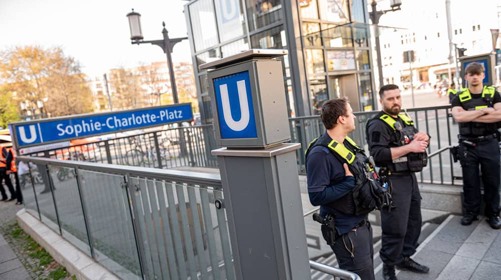 Berliner Polizisten stehen nach einer Gewalttat vor dem U-Bahn-Eingang Sophie-Charlotte-Platz.  / Foto: Fabian Sommer/dpa