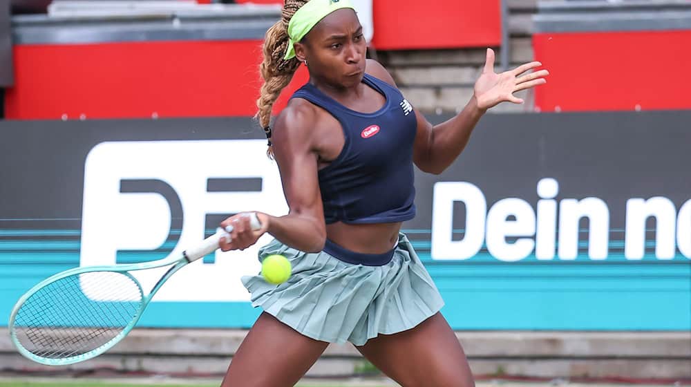 Coco Gauff schlägt beim Tennisturnier in Berlin auf.  / Foto: Andreas Gora/dpa