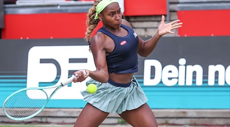 Coco Gauff schlägt beim Tennisturnier in Berlin auf.  / Foto: Andreas Gora/dpa