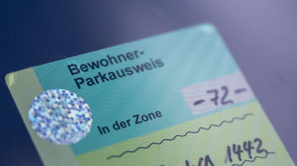 Der Bewohnerparkausweis lässt sich jetzt online verlängern. (Archivfoto) / Foto: Monika Skolimowska/dpa
