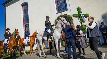 Das Osterreiten ist eine alte sorbische Tradition. / Foto: Patrick Pleul/dpa