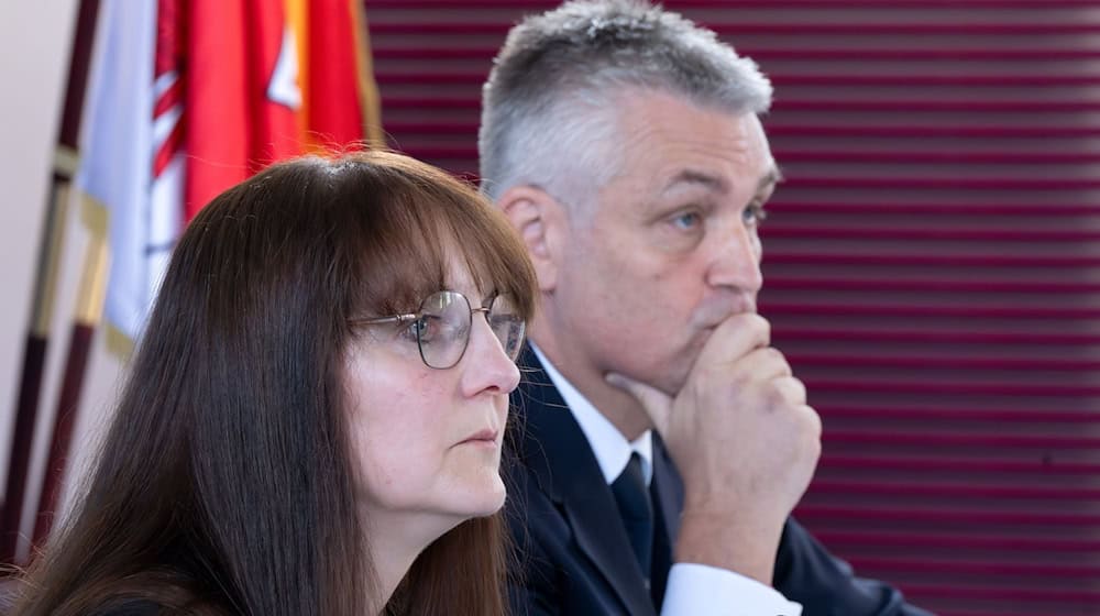  Innenministerin Katrin Lange (SPD) und Polizeipräsident Oliver Stepien stellen die Bilanz 2024 zu politisch motivierten Kriminalität vor.  / Foto: Soeren Stache/dpa
