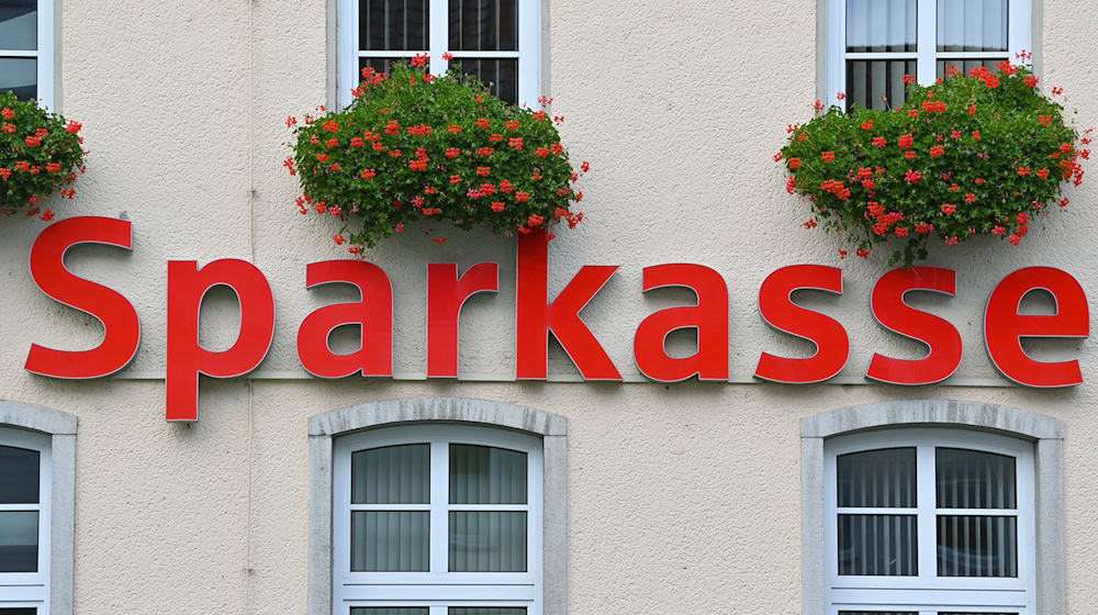 Nach einem spektakulären Einbruch in eine Strausberger Sparkasse suchen die Ermittler nach weiteren Tätern. (Archivbild) / Foto: Patrick Pleul/dpa-Zentralbild/ZB