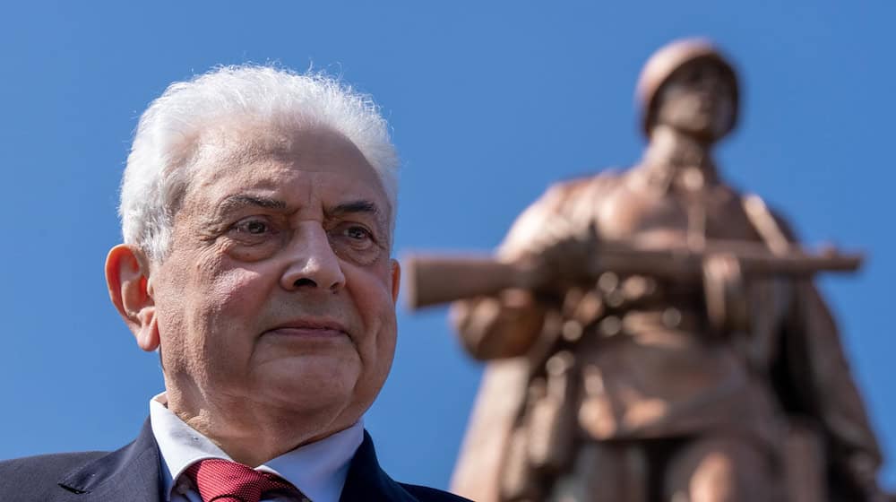 Die russische Botschaft sieht eine Empfehlung des Auswärtigen Amts sehr kritisch, keine Vertreter von Russland und Belarus zu Kriegsgedenken einzuladen. (Archivbild) / Foto: Soeren Stache/dpa
