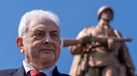 Die russische Botschaft sieht eine Empfehlung des Auswärtigen Amts sehr kritisch, keine Vertreter von Russland und Belarus zu Kriegsgedenken einzuladen. (Archivbild) / Foto: Soeren Stache/dpa