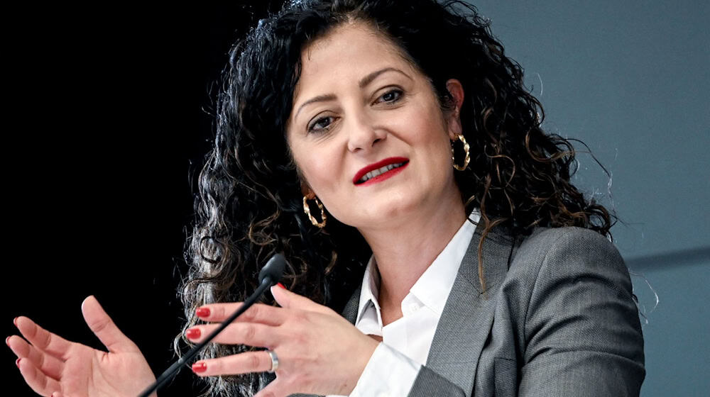 Berlins Arbeitssenatorin Cansel Kiziltepe (SPD) hat ihre umstrittene «Nazi»-Äußerung auf der Plattform X gelöscht.   / Foto: Britta Pedersen/dpa