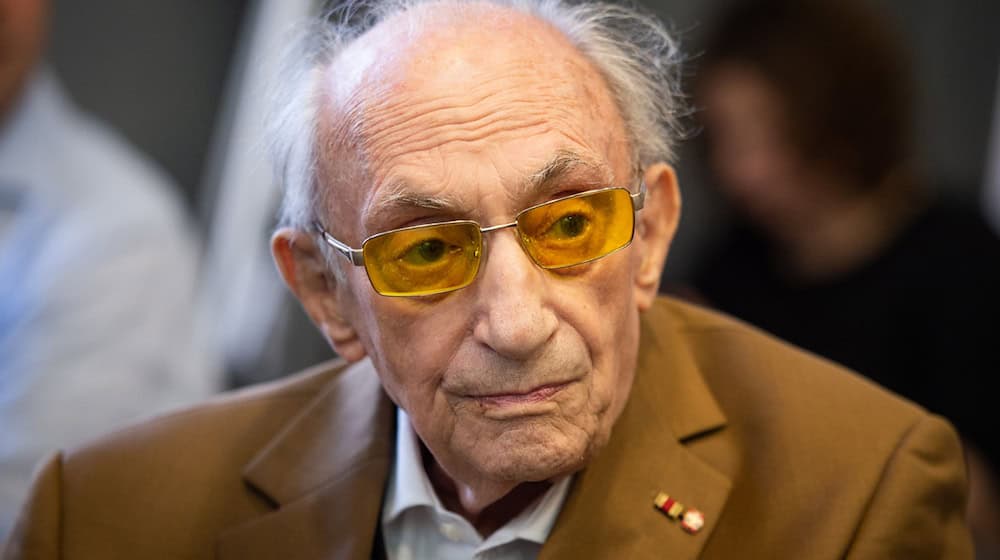 Der Holocaust-Überlebende Walter Frankenstein berichtete unter anderem in Schulen über seine Erlebnisse in der Nazi-Zeit. (Archivbild) / Foto: Arne Immanuel Bänsch/dpa