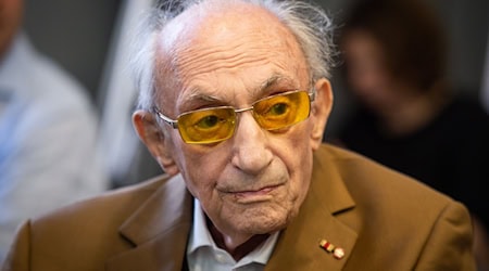 Der Holocaust-Überlebende Walter Frankenstein berichtete unter anderem in Schulen über seine Erlebnisse in der Nazi-Zeit. (Archivbild) / Foto: Arne Immanuel Bänsch/dpa