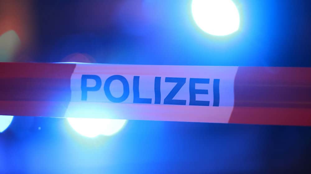Die Polizei und der Rettungsdienst waren bei einem Großeinsatz unterwegs. (Symbolbild) / Foto: David Young/dpa