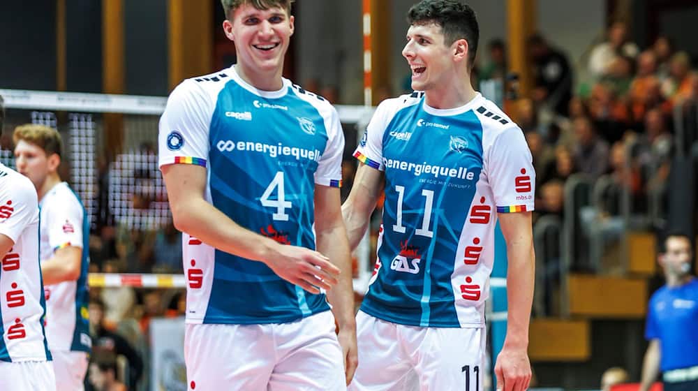 Theo Timmermann (r.) bleibt bei den Netzhoppers. / Foto: Andreas Gora/dpa
