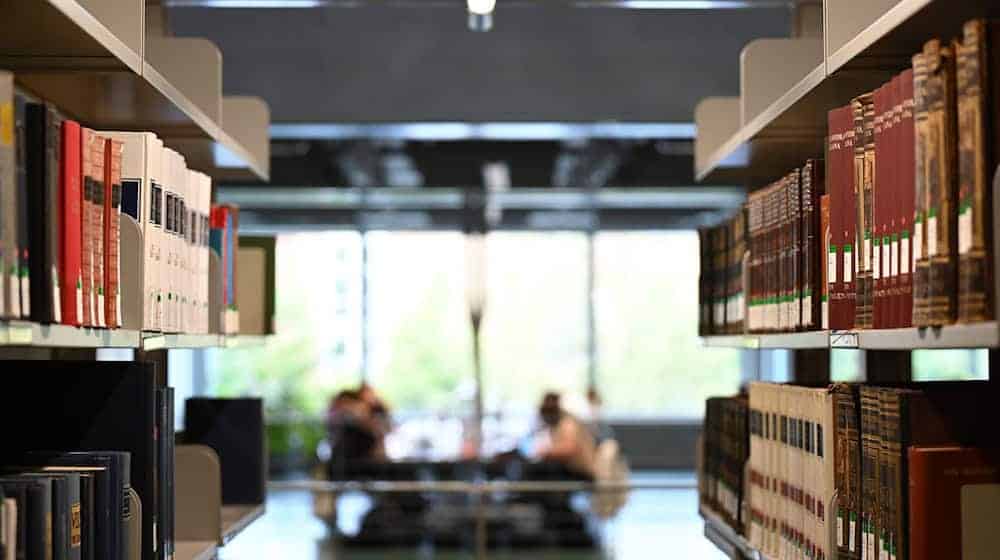 In der Regel haben Universitätsbibliotheken nachts geschlossen (Symbolbild). / Foto: Alicia Windzio/dpa