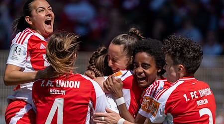 Historischer Union-Tag: Die Frauen steigen erstmals in die Bundesliga auf.  / Foto: Soeren Stache/dpa