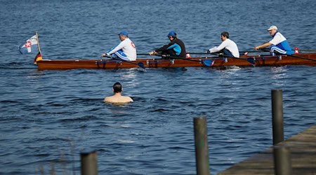 Die DRK-Wasserwacht ist bereit für Hilfseinsätze in der Sommersaison am Wannsee. (Archivbild) / Foto: Joerg Carstensen/dpa