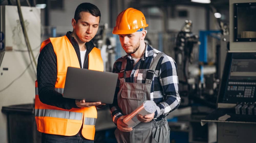 Technisches Briefing direkt am Arbeitsplatz: Flexibilität trifft Fachwissen. / Bild: senivpetro auf freepik.com
