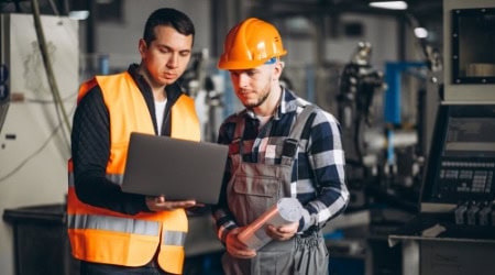 Technisches Briefing direkt am Arbeitsplatz: Flexibilität trifft Fachwissen. / Bild: senivpetro auf freepik.com