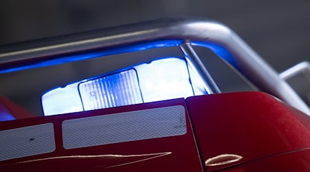 Die Feuerwehr rettet die 25-Jährige aus ihrem Auto. (Symbolbild) / Foto: Sebastian Gollnow/dpa