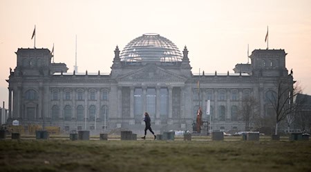 1995 wurde der Reichstag verhüllt - nun ist wieder eine Aktion geplant (Archivbild).  / Foto: Sebastian Christoph Gollnow/dpa