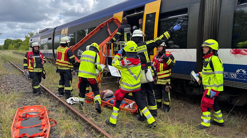 Einsatzkräfte rücken im Kreis Oberhavel zu einer Katastrophenschutzübung aus. Simuliert wurde unter anderem ein Zugunglück. / Foto: Tobias Thieme/Landkreis Oberhavel/dpa