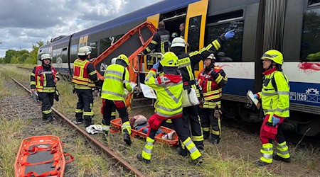Einsatzkräfte rücken im Kreis Oberhavel zu einer Katastrophenschutzübung aus. Simuliert wurde unter anderem ein Zugunglück. / Foto: Tobias Thieme/Landkreis Oberhavel/dpa