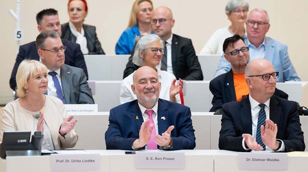 In Brandenburg wurden die diplomatischen Beziehungen zwischen Deutschland und Israel gewürdigt - auch Israels Botschafter Ron Prosor (unten Mitte) war dabei. / Foto: Soeren Stache/dpa