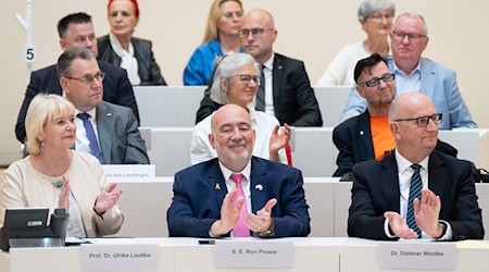 In Brandenburg wurden die diplomatischen Beziehungen zwischen Deutschland und Israel gewürdigt - auch Israels Botschafter Ron Prosor (unten Mitte) war dabei. / Foto: Soeren Stache/dpa