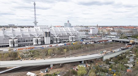 Die Sperrung der inzwischen abgerissenen Ringbahnbrücke führt zu erheblichen Verkehrseinschränkungen rund um das Dreieck Funkturm. (Archivbild) / Foto: Sebastian Gollnow/dpa