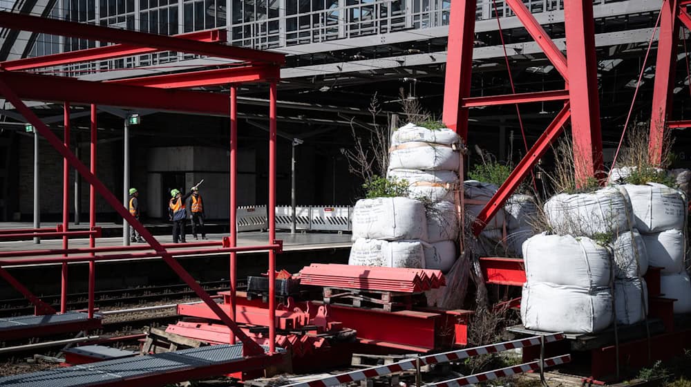 Aufgrund des Abbaus des roten Brückenkrans am Berliner Ostbahnhof kommt es in den nächsten Tagen erneut zu Einschränkungen für Fahrgäste und Autofahrer. (Archivbild) / Foto: Hannes P. Albert/dpa