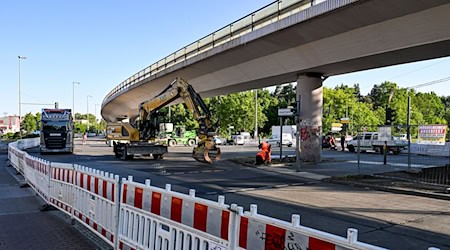 Die Sperrung der Brücke an der Wuhlheide hat große Verkehrsprobleme zur Folge. (Archivbild)  / Foto: Jens Kalaene/dpa