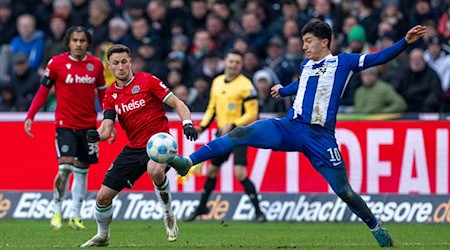 Ibrahim Maza (r) wird bei Hertha verabschiedet. / Foto: David Inderlied/dpa