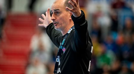 Trainer Emir Kurtagic sieht die nächste Niederlage seiner Potsdamer Handballer.  / Foto: Julius Frick/dpa