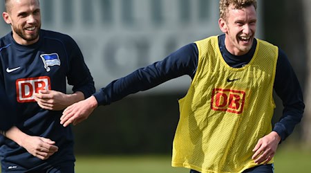 Der frühere Hertha-Profi John Heitinga (l) wird Trainer bei Ajax Amsterdam.  / Foto: picture alliance / dpa