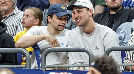 NBA-Star und Ex-Albatross Franz Wagner (r) schaute sich die Partie gegen Ulm an / Foto: Andreas Gora/dpa