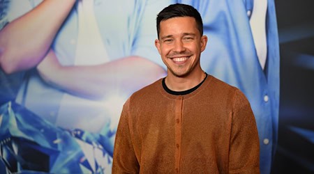 Nico Santos singt in seinem neuen Song über die Bedeutung von Heimat. (Archivbild) / Foto: Felix Hörhager/dpa