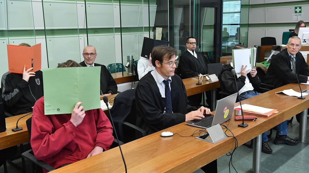 Rund fünf Monate nach Gewalt gegen SPD-Wahlkämpfer stehen vier mutmaßliche Neonazis aus Sachsen-Anhalt vor Gericht. Einer der Angeklagten gestand zu Prozessbeginn.  / Foto: Paul Zinken/dpa