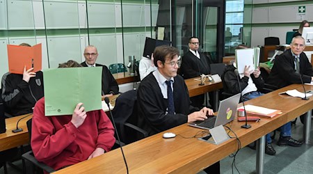 Rund fünf Monate nach Gewalt gegen SPD-Wahlkämpfer stehen vier mutmaßliche Neonazis aus Sachsen-Anhalt vor Gericht. Einer der Angeklagten gestand zu Prozessbeginn.  / Foto: Paul Zinken/dpa