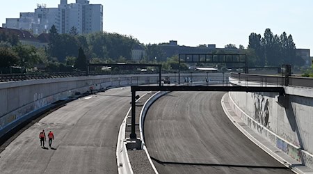 Kurz vor dem geplanten 16. Bauabschnitt auf der A100 kommt es an den nächsten drei Wochenenden zu einer Vollsperrung. (Archivbild) / Foto: Soeren Stache/dpa
