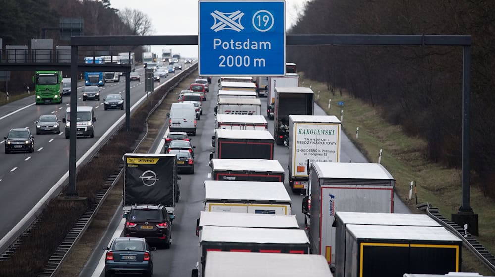 Staus sind vor allem am Mittwoch vor dem Feiertag Christi Himmelfahrt (29.) auf Autobahnen zu erwarten. Baustellen-Abschnitte auf der A10 sind ein zusätzliches Staurisiko. (Archivfoto) / Foto: Ralf Hirschberger/dpa