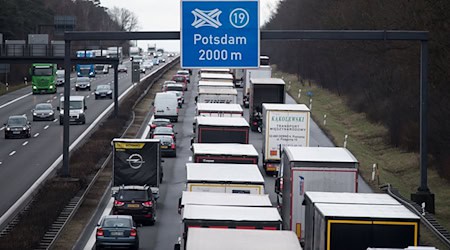 Staus sind vor allem am Mittwoch vor dem Feiertag Christi Himmelfahrt (29.) auf Autobahnen zu erwarten. Baustellen-Abschnitte auf der A10 sind ein zusätzliches Staurisiko. (Archivfoto) / Foto: Ralf Hirschberger/dpa