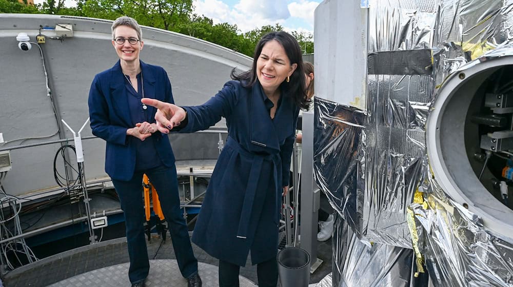 Annalena Baerbock macht auf die Gefahr von Weltraumschrott aufmerksam.  / Foto: Jens Kalaene/dpa