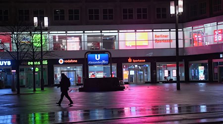 Am Bahnhof Alexanderplatz sind umfangreiche Bauarbeiten geplant. (Archivbild)  / Foto: Jörg Carstensen/dpa