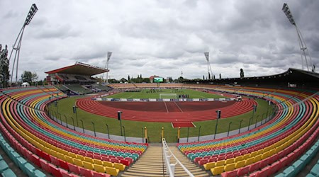 Das Berliner Friedrich-Ludwig-Jahn-Stadion entstand in den 50er Jahren und lag später unmittelbar an der Mauer.   / Foto: Kay Nietfeld/dpa