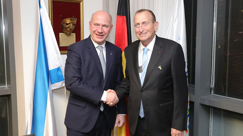 Berlins Regierender Bürgermeister Kai Wegner (CDU, l) und sein Tel Aviver Amtskollege Ron Huldai trafen sich im Februar 2024 in Israel. (Archivbild) / Foto: -/Senatskanzlei Berlin/dpa