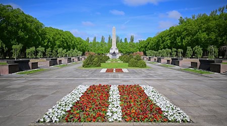 Das sowjetische Ehrenmal in der Schönholzer Heide ist einer von drei solchen Gedenkorten in Berlin - und der wohl am wenigsten bekannte. (Archivbild)      / Foto: Sebastian Christoph Gollnow/dpa