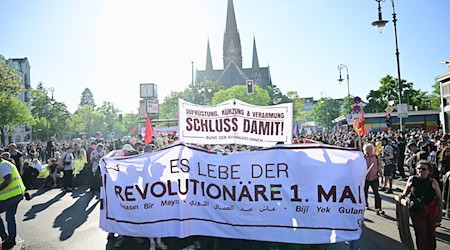 Die große Revolutionäre 1. Mai-Demo war eine von Dutzenden Demonstrationen.  / Foto: Sebastian Christoph Gollnow/dpa