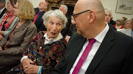 Der Direktor des Berliner Projekts «Lebensmelodien», Michael Raddatz (r), im Gespräch mit der Holocaust-Überlebenden Michaela Vidlakova (M) im Rahmen des Konzerts für Holocaust-Überlebende im Kuppelsaal der deutschen Botschaft. / Foto: Michael Heitmann/dpa