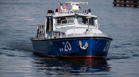 Die Berliner Wasserschutzpolizei hat bisher die Boote noch nicht bekommen, die die Regierungskoalition in Aussicht gestellt hat. (Archivfoto) / Foto: Paul Zinken/dpa