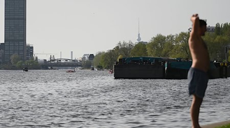 Wird bald wieder in der Spree gebadet? Die Idee hat zumindest einige Befürworter. (Archivbild) / Foto: Lilli Förter/dpa