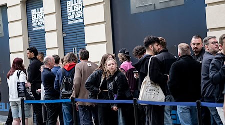 Fans von Billie Eilish kurz vor ihrem Treffen mit ihrem Idol. / Foto: Fabian Sommer/dpa