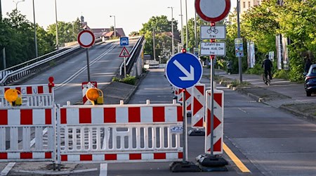 Die Sperrung der Brücke an der Wuhlheide hat große Verkehrsprobleme zur Folge .  / Foto: Jens Kalaene/dpa