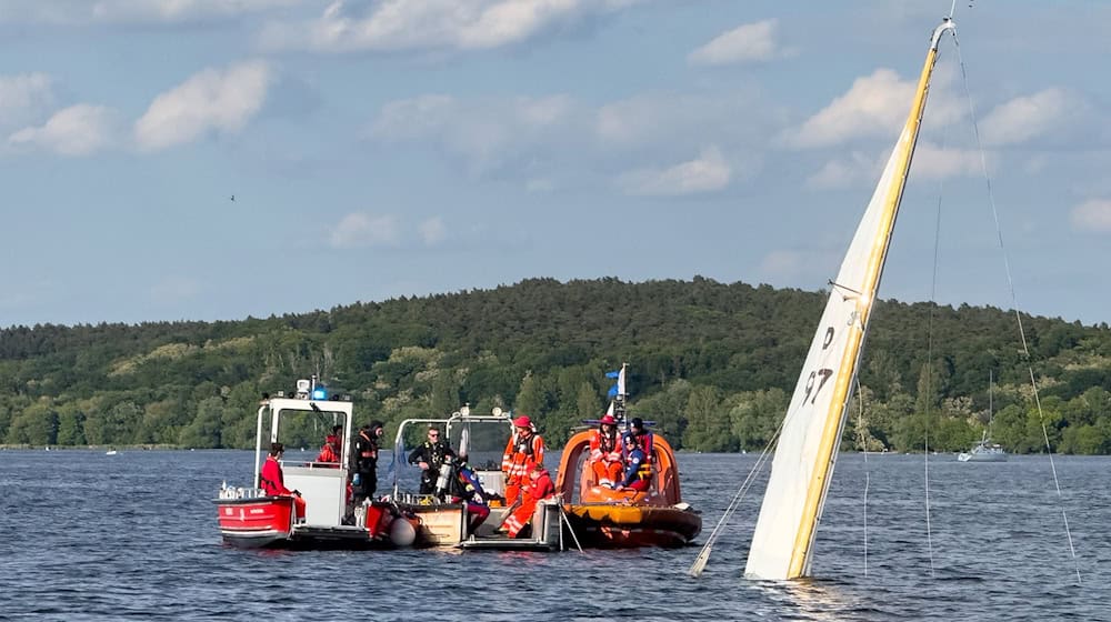 Nach dem Kentern einer Segeljacht drohte ein Unfallopfer zu ertrinken, konnte aber gerettet werden.  / Foto: Michael Kappeler/dpa